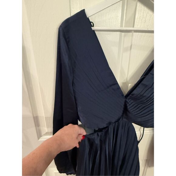Abercrombie & Fitch Navy Satin Pleated Open Sided Long Sleeve Dress sz MT NWT - Picture 4 of 9